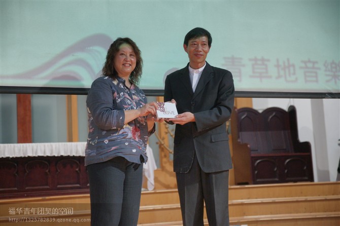 青草地音乐来本堂举办音乐布道会